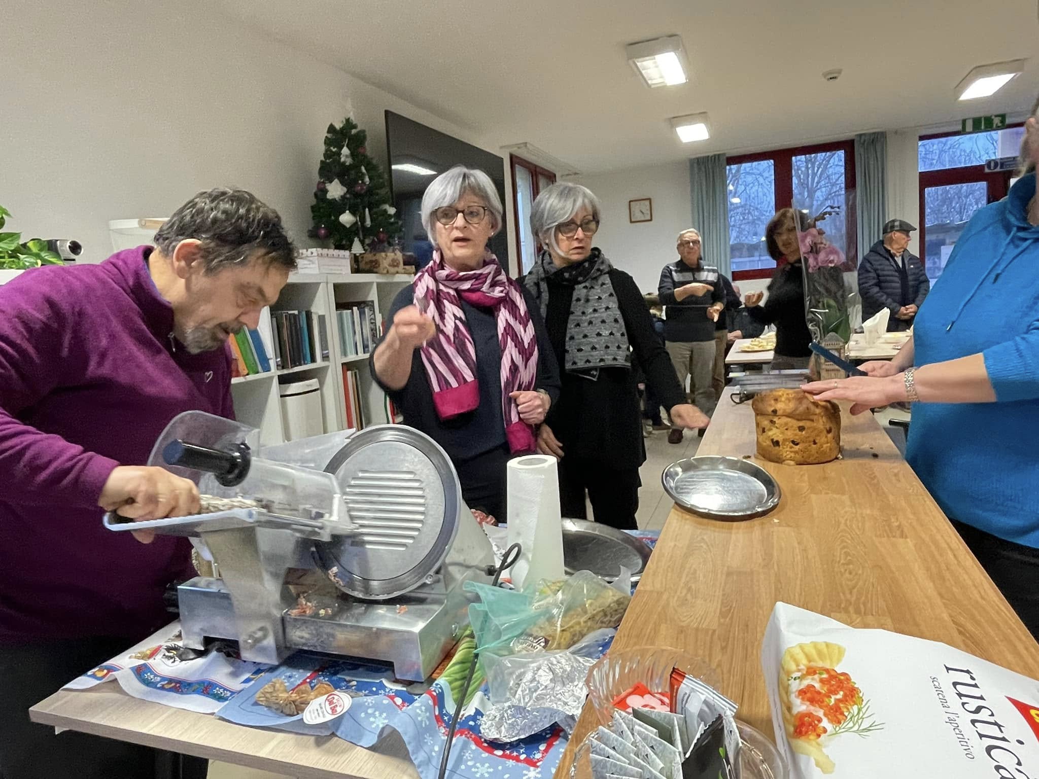 Inaugurazione dell'angolo bar della nostra sede: un luogo accogliente dove le persone si riuniscono per una chiacchierata, un caffè o una golosa merenda!